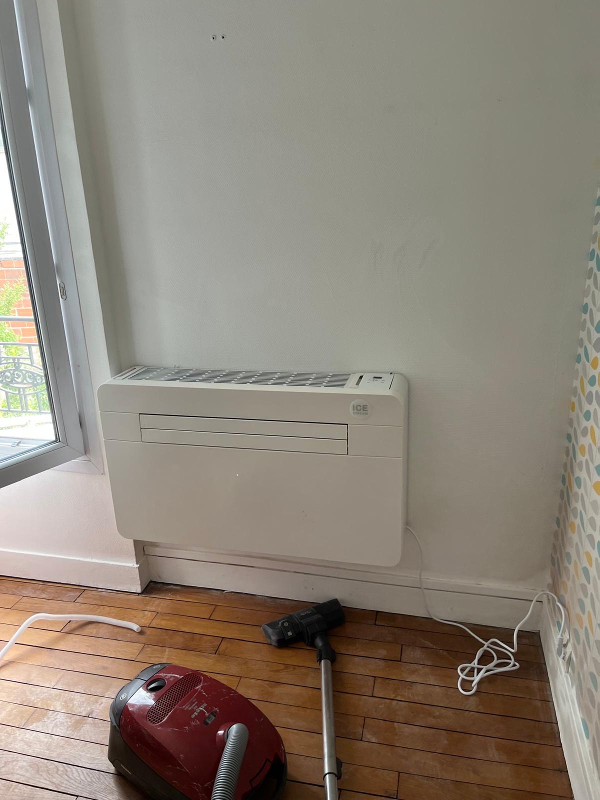 Console intérieure de climatisation installée dans une pièce claire